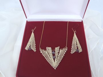 Set šipka zlatá (fialová perlička)  - náhrdelník + náušnice